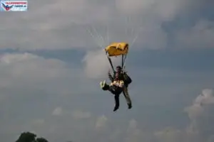 Tandem Fallschirmsprung Ablauf Körperhaltungen Landehaltung Fallschirmspringen Geschenk Gutschein Flugplatz Informationen
